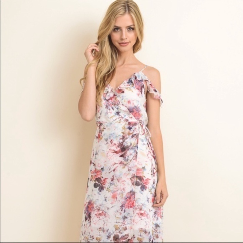 ❣️ Sale was 45$ down sizing ❣️ Ruffled wrap floral maxi dress
